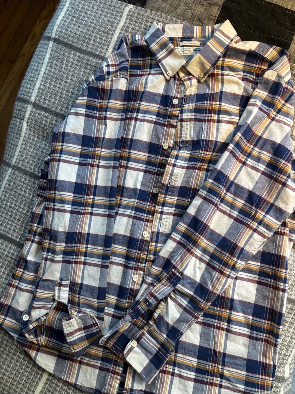 Old Navy Men’s Navy, White & Brown Plaid Button-Down Shirt. The Oxford size L